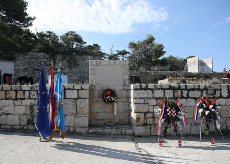 Foto: Plenković na Golom otoku odao počast žrtvama totalitarnih i autoritarnih režima
