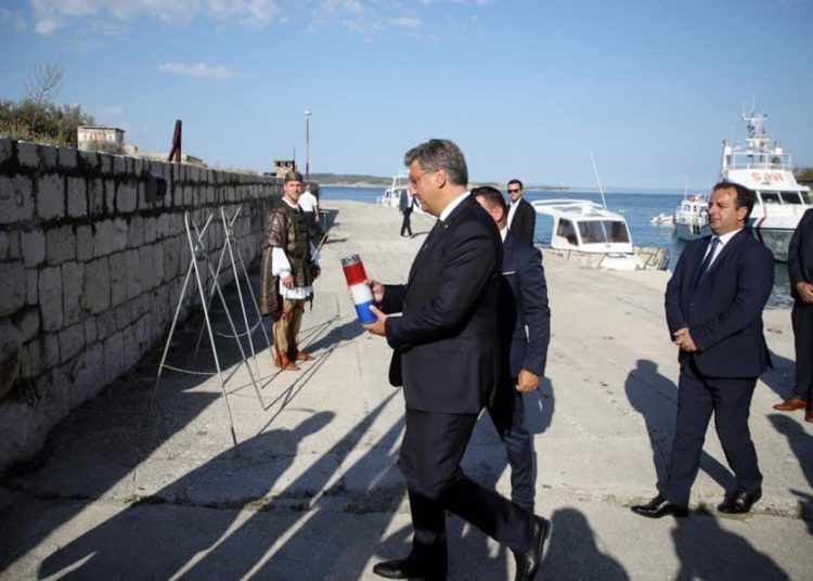 Foto: Plenković na Golom otoku odao počast žrtvama totalitarnih i autoritarnih režima