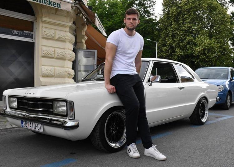 Otac i sin restaurirali bakin Ford Taunus iz 1974.