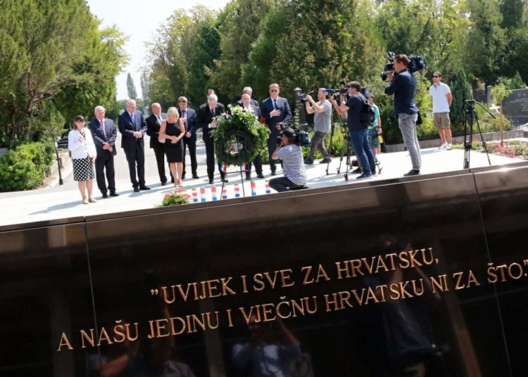 Vijenci i svijeće za Tuđmana i Šuška na Mirogoju povodom 30 godina HDZ-a BiH
