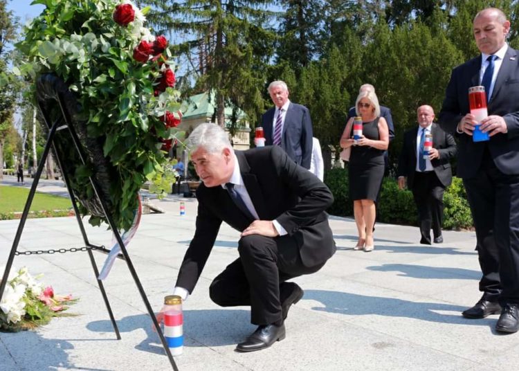 Vijenci i svijeće za Tuđmana i Šuška na Mirogoju povodom 30 godina HDZ-a BiH