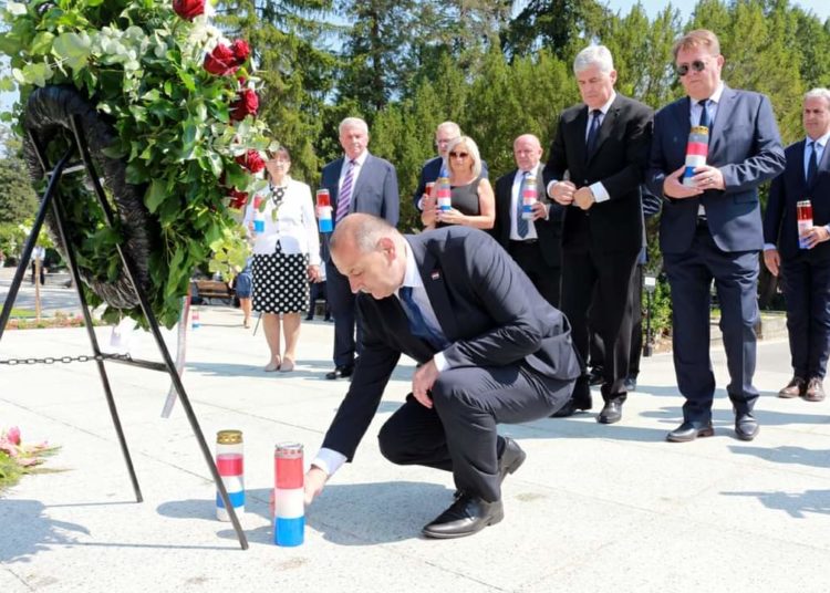 Vijenci i svijeće za Tuđmana i Šuška na Mirogoju povodom 30 godina HDZ-a BiH