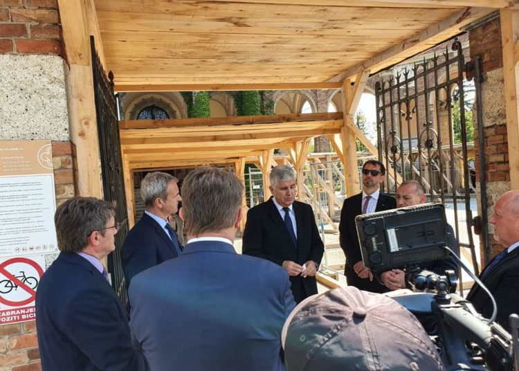 Vijenci i svijeće za Tuđmana i Šuška na Mirogoju povodom 30 godina HDZ-a BiH