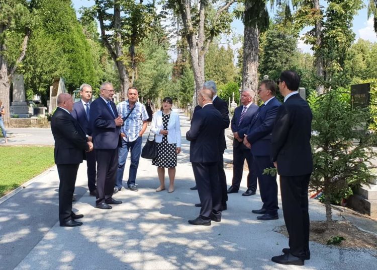 Vijenci i svijeće za Tuđmana i Šuška na Mirogoju povodom 30 godina HDZ-a BiH