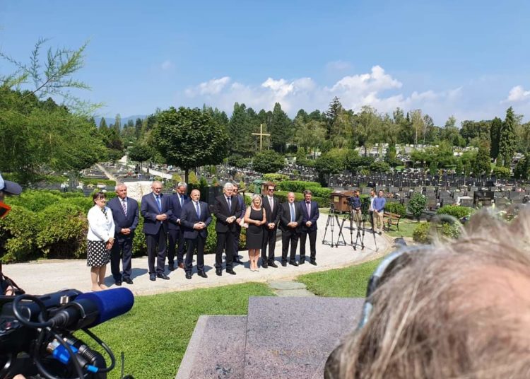 Vijenci i svijeće za Tuđmana i Šuška na Mirogoju povodom 30 godina HDZ-a BiH