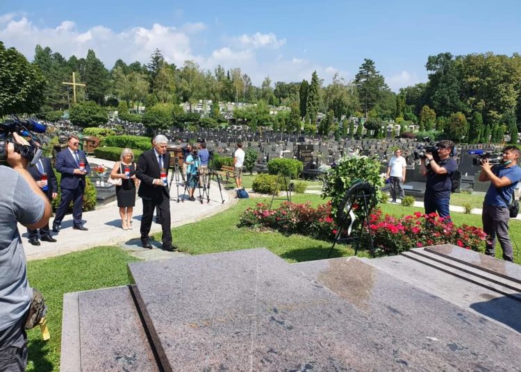 Vijenci i svijeće za Tuđmana i Šuška na Mirogoju povodom 30 godina HDZ-a BiH