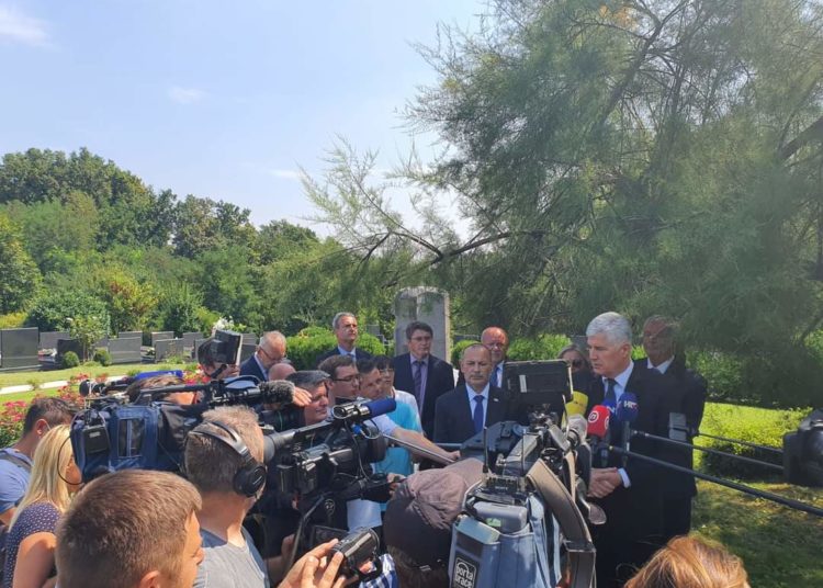 Vijenci i svijeće za Tuđmana i Šuška na Mirogoju povodom 30 godina HDZ-a BiH