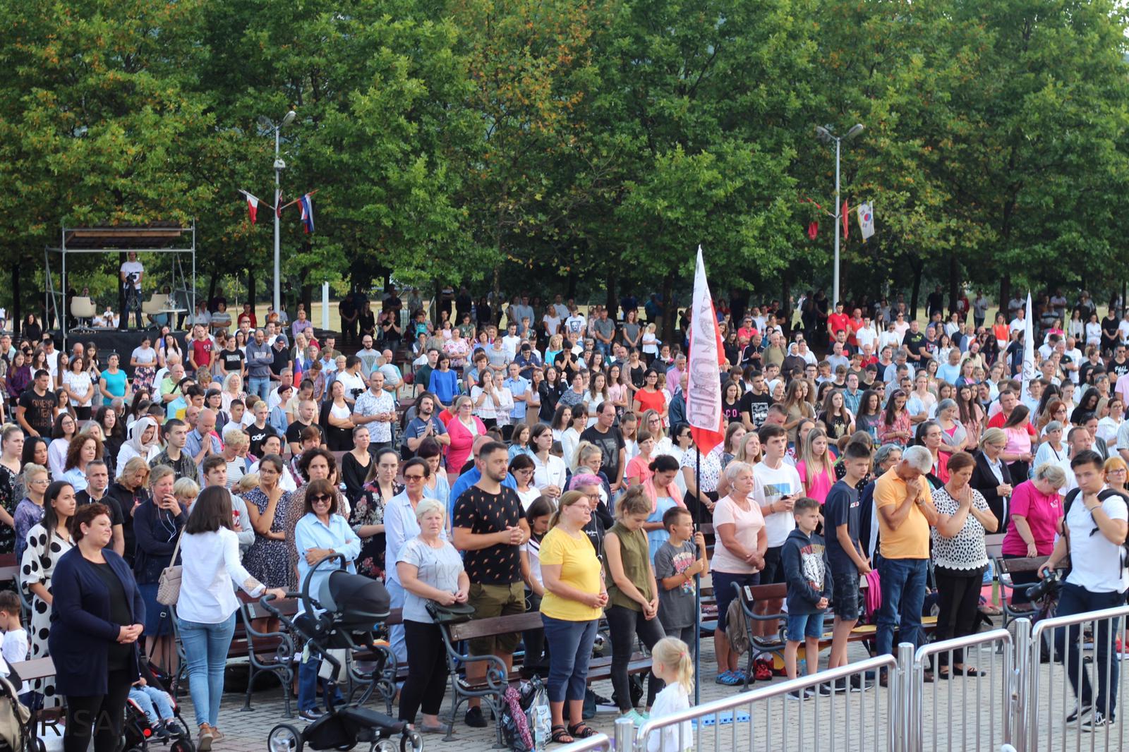 Međugorje: Veliki broj vjernika na zadnjoj večeri Mladifesta