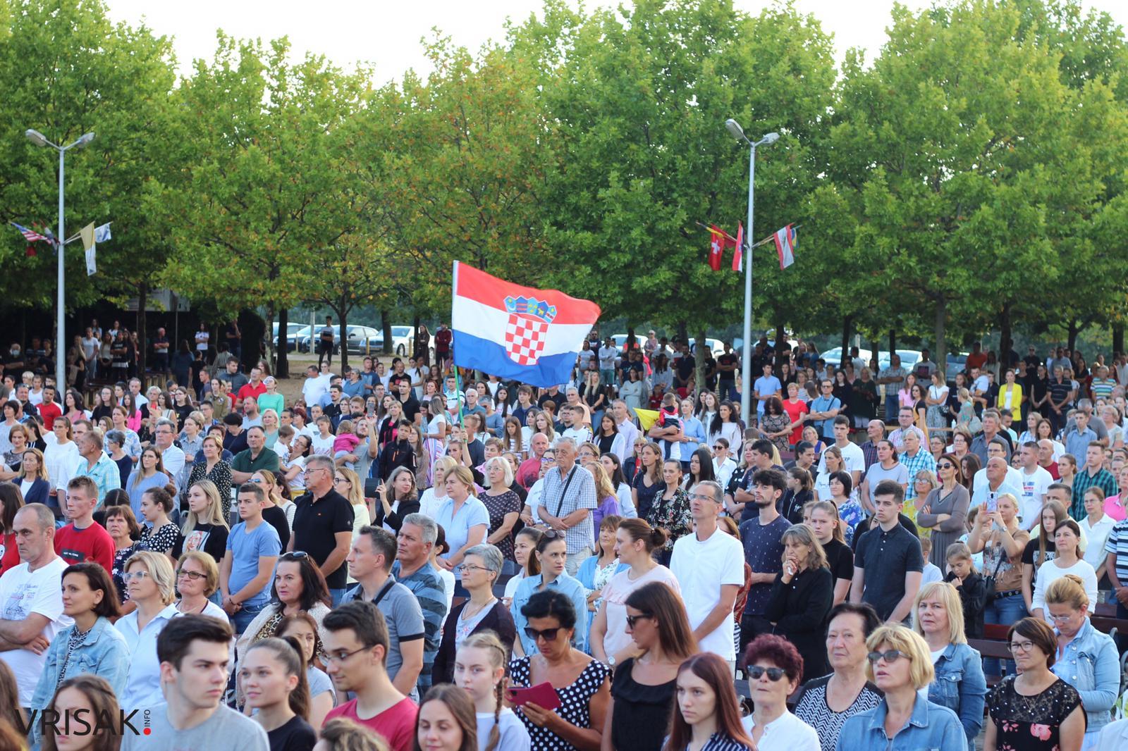 Međugorje: Veliki broj vjernika na zadnjoj večeri Mladifesta