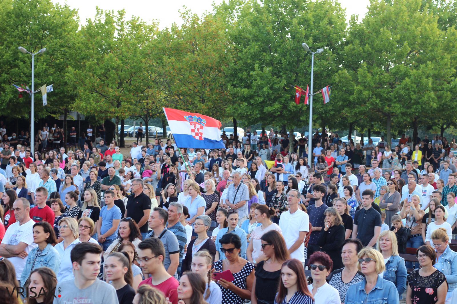 Međugorje: Veliki broj vjernika na zadnjoj večeri Mladifesta