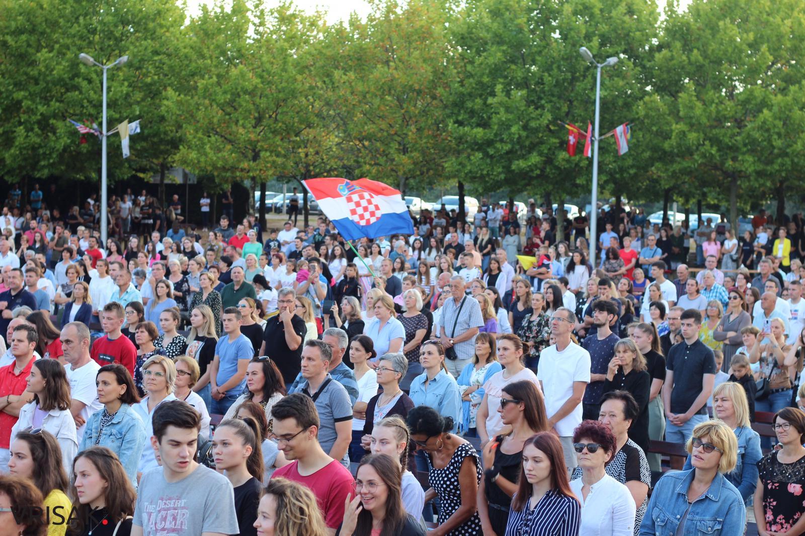 Međugorje: Veliki broj vjernika na zadnjoj večeri Mladifesta