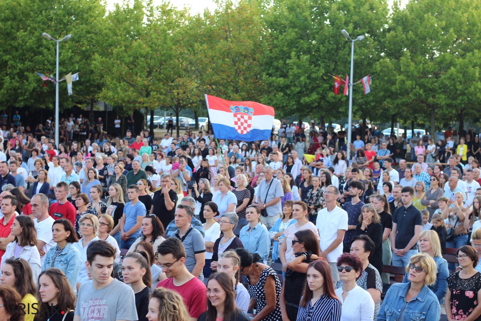 Međugorje: Veliki broj vjernika na zadnjoj večeri Mladifesta