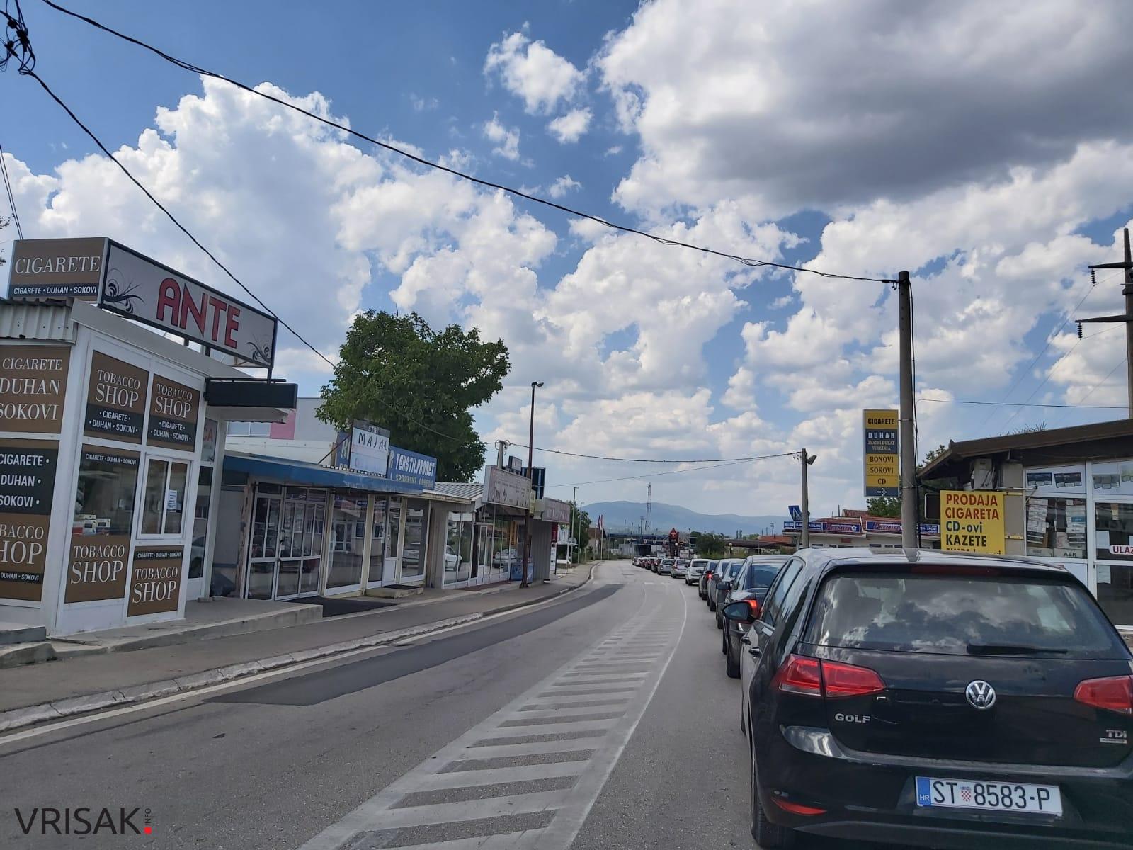 Hercegovci pohrlili na more, velike gužve na granicama