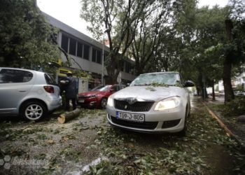 Nevrijeme u Mostaru: Kontejneri ‘šetali’ po ulici, oštećeni automobili