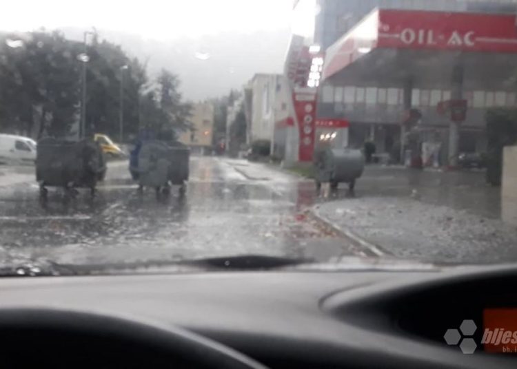 Nevrijeme u Mostaru: Kontejneri ‘šetali’ po ulici, oštećeni automobili