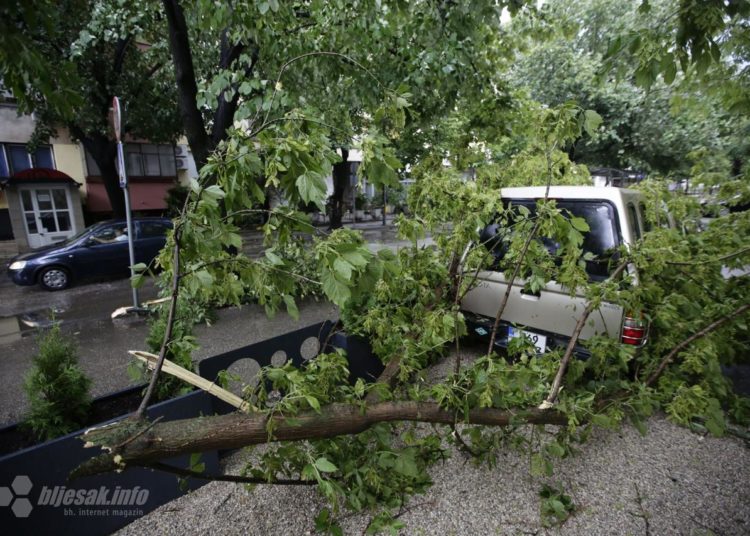 Nevrijeme u Mostaru: Kontejneri ‘šetali’ po ulici, oštećeni automobili