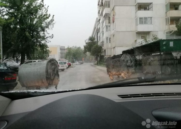 Nevrijeme u Mostaru: Kontejneri ‘šetali’ po ulici, oštećeni automobili