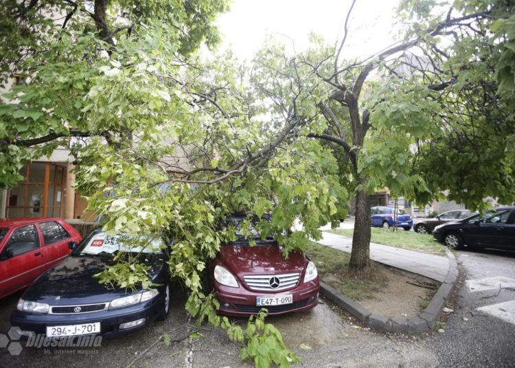Nevrijeme u Mostaru: Kontejneri ‘šetali’ po ulici, oštećeni automobili