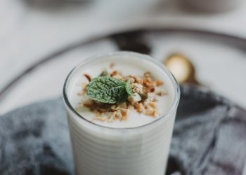 Smrznuti jogurt s votkom i tropskim voćem uljepšat će preostale dane ljeta