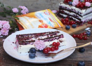 Čokoladni kolač sa šumskim voćem