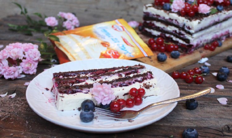 Čokoladni kolač sa šumskim voćem