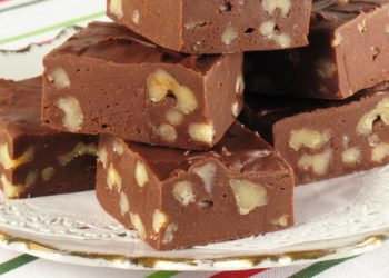 Jednostavni kolač od čokolade, banana i oraha koji se ne peče