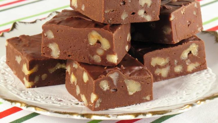 Jednostavni kolač od čokolade, banana i oraha koji se ne peče