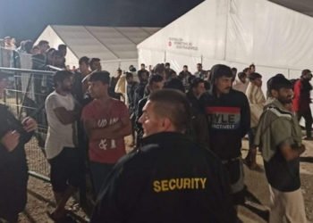 Migranti kamenjem gađali policiju; specijalci izišli na teren, čuli se i pucnji