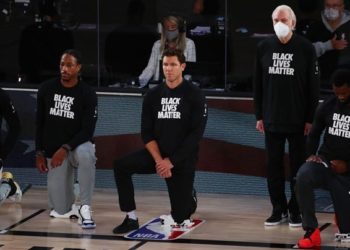 Svi su kleknuli, a Popovich stajao za vrijeme himne. “To je moja osobna odluka”