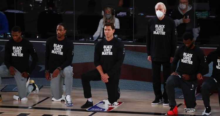 Svi su kleknuli, a Popovich stajao za vrijeme himne. “To je moja osobna odluka”