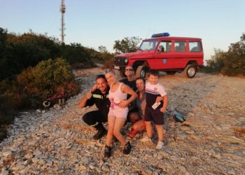 Vatrogasci nosili dvije osobe s invaliditetom na vrh brda da vide zalazak sunca