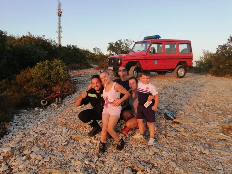 Vatrogasci nosili dvije osobe s invaliditetom na vrh brda da vide zalazak sunca