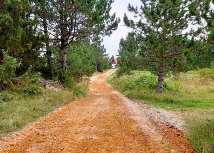 Saniran makadamski put na području Badnji