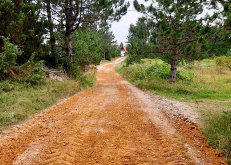 Saniran makadamski put na području Badnji