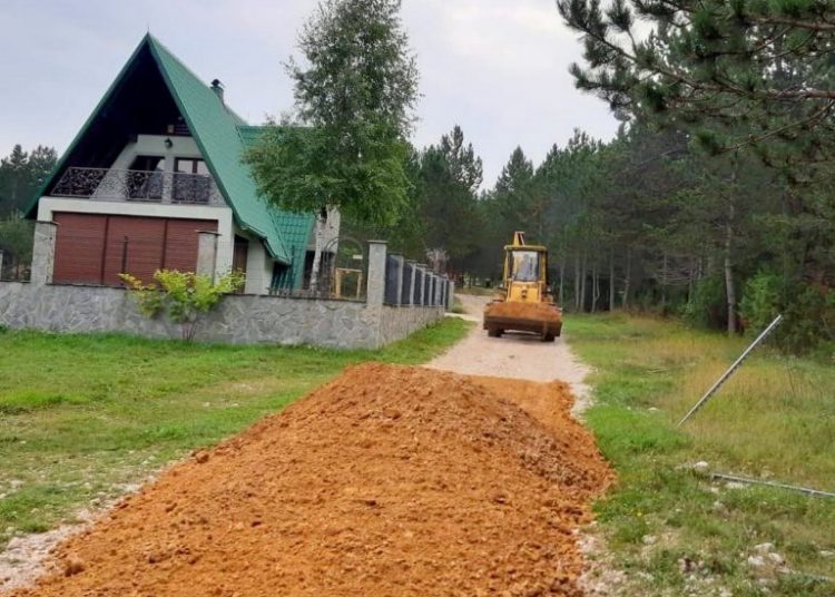 Saniran makadamski put na području Badnji