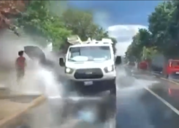 VIDEO: Vozačka nekultura – prskanje pješaka vodom u nekim je državama ozbiljan prekršaj