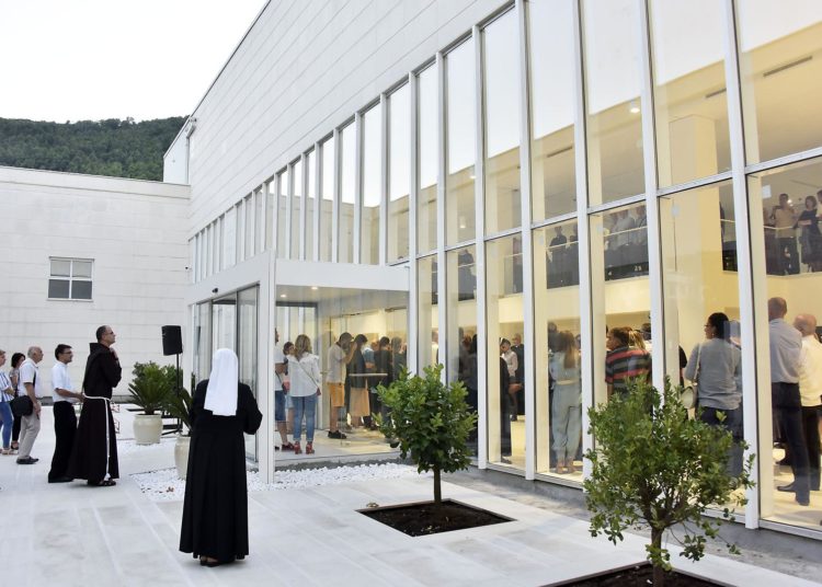 FOTO/Otvoren moderan Biskupijski centar u Mostaru