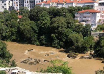 Neretva promijenila boju, širi se smrad