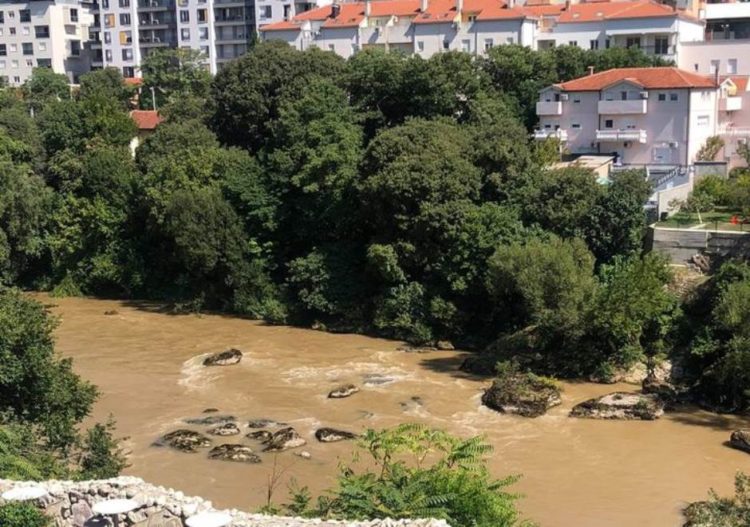 Neretva promijenila boju, širi se smrad