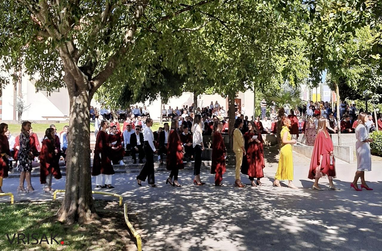 Svečano u župi Humac: 163 mladića i djevojaka primilo sakrament Krizme