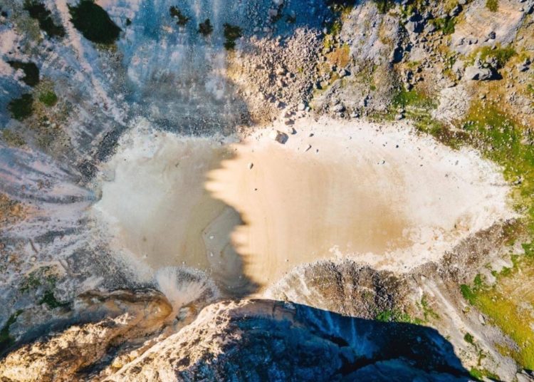 FOTO/Modro jezero bez kapi vode: Želite li prošetati ‘Mjesečevom površinom‘, ovo je idealna prilika