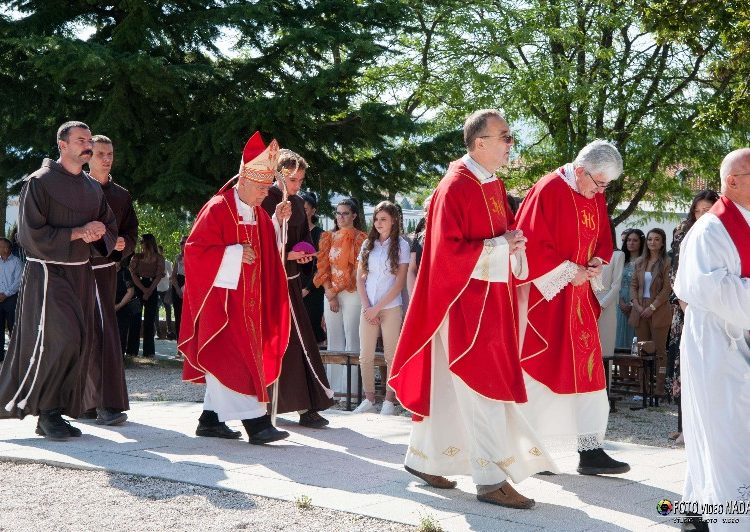Svečano u Posušju: 120 krizmanika primilo darove Duha Svetoga