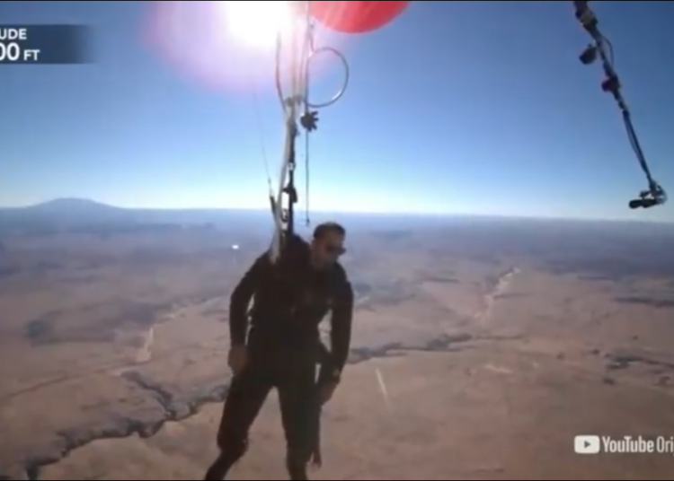 Iluzionist David Blaine se vinuo s 52 balona na 7,5 tisuća metara (VIDEO)