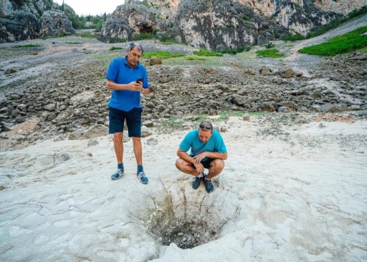 FOTO/Modro jezero bez kapi vode: Želite li prošetati ‘Mjesečevom površinom‘, ovo je idealna prilika