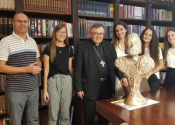 Kočerinjani darovali kardinalu Puljiću poprsje sv. Petra