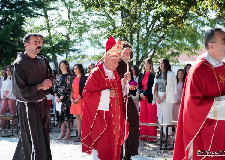 Svečano u Posušju: 120 krizmanika primilo darove Duha Svetoga