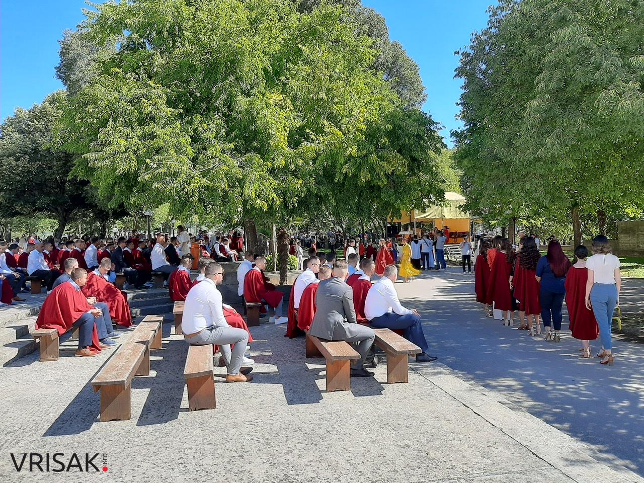 Svečano u župi Humac: 163 mladića i djevojaka primilo sakrament Krizme