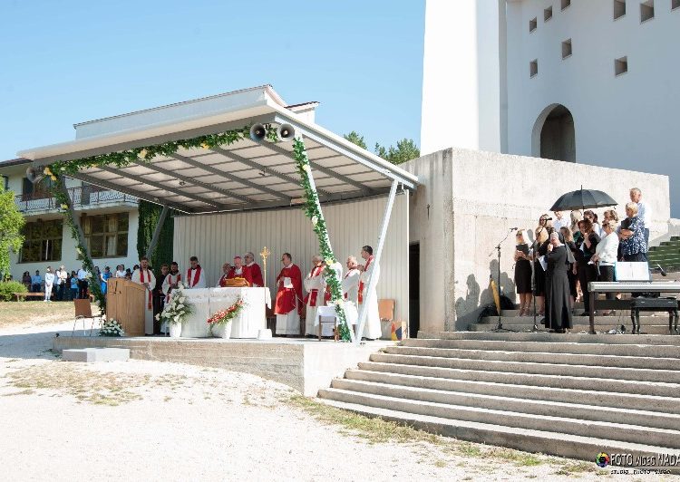 Svečano u Posušju: 120 krizmanika primilo darove Duha Svetoga