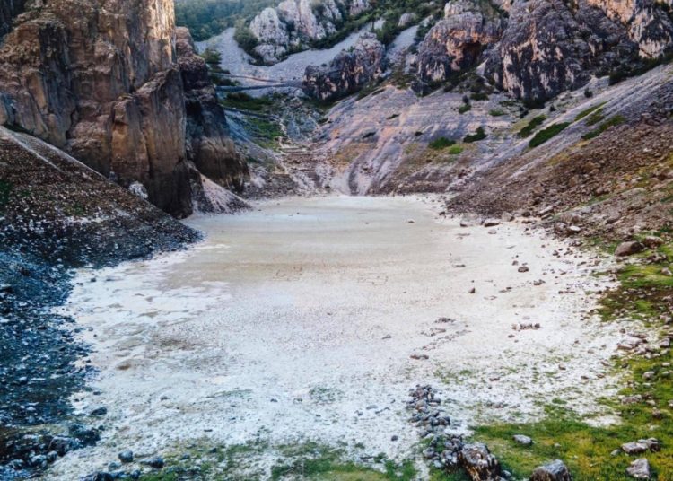 FOTO/Modro jezero bez kapi vode: Želite li prošetati ‘Mjesečevom površinom‘, ovo je idealna prilika