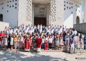 Svečano u Posušju: 120 krizmanika primilo darove Duha Svetoga